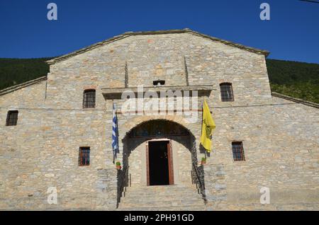 Grecia, Tessaglia, Larisa, Elassona Kokkinpilos tradizionale villaggio Chiesa di San Paraskevi, dipinti religiosi e iconostasi in legno intagliato Foto Stock