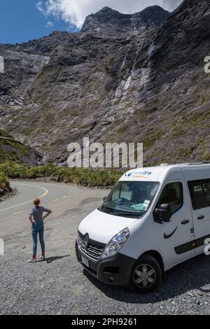 Un campervanner si ferma per ammirare la vista dopo aver attraversato il Tunnel Omero sulla strada per Milford Sound, Fiordland, South Island, Nuova Zelanda Foto Stock