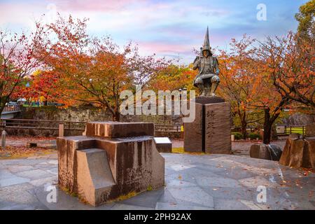 Kumamoto, Giappone - Novembre 23 2022: Statua di Katō Kiyomasa di fronte al castello di Kumamoto, è famoso per la costruzione del castello di Kumamoto, considerato uno dei giapponesi' Foto Stock