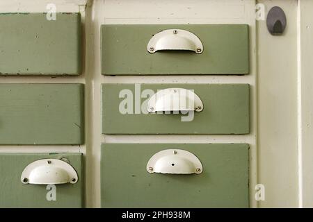 Vecchi mobili d'epoca in legno da cucina cassetti e maniglie Foto Stock