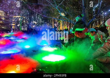 Installazione di luci colorate presso le fontane di Jubille Park durante le luci invernali di Canary Wharf 2023, Londra, Regno Unito Foto Stock