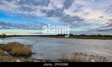 Ratzdorf, Germania. 27th Mar, 2023. Il confine tedesco-polacco fiume Oder. Per un futuro sicuro del fiume di frontiera comune, i gruppi parlamentari Bündnis 90/ Die Grünen nel Brandeburgo e nel Bundestag tedesco invitano ad una conferenza Oder tedesco-polacca che si terrà a Francoforte (Oder) il 27 marzo 2023. Gli esperti tedeschi e polacchi della scienza, della politica e della società civile parleranno di concetti e visioni su come l’Oder può essere protetto e utilizzato in modo sostenibile in tempi di crisi climatica. Credit: Patrick Pleul/dpa/Alamy Live News Foto Stock