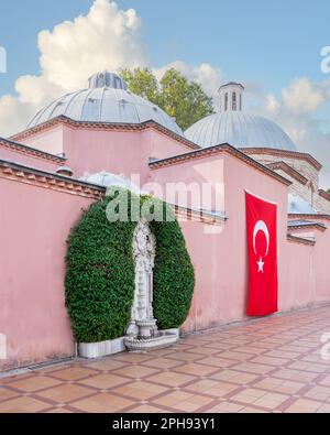 Hagia Sophia Hurrem Sultan Bathhouse, o Ayasofya Hurrem Sultan Hamami, un tradizionale bagno turco ottomano storico, con fontana d'acqua in marmo e bandiera turca, Piazza Sultanahmet, Istanbul, Turchia Foto Stock