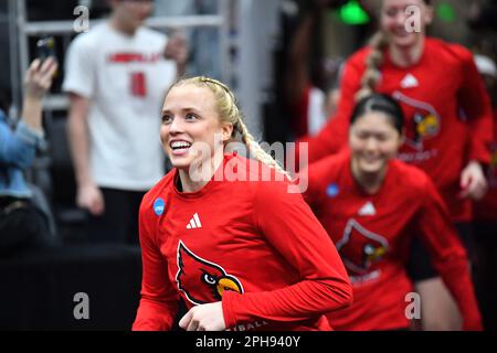 26 marzo 2023: La guardia cardinalizia di Louisville Hailey Van Lith (10) entra nell'arena prima del gioco di basket NCAA Regional Final tra Louisville e Iowa alla Climate Pledge Arena di Seattle, Washington. L'Iowa ha sconfitto Louisville 97-83 per passare alla finale 4. Steve Faber/CSM Foto Stock