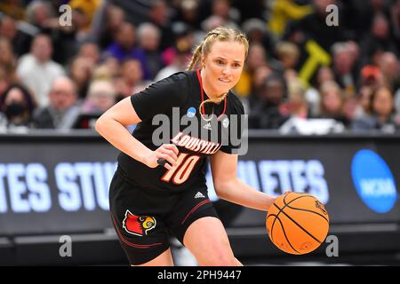 26 marzo 2023: La guardia cardinalizia di Louisville Hailey Van Lith (10) si sposta verso il paniere durante la partita di basket NCAA Regional Final femminile tra Louisville e Iowa alla Climate Pledge Arena di Seattle, Washington. L'Iowa ha sconfitto Louisville 97-83 per passare alla finale 4. Steve Faber/CSM Foto Stock