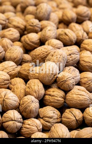 Noci sgusciate. Mucchio di noci senza guscio alla luce del giorno. Sfondo noce. Foto Stock