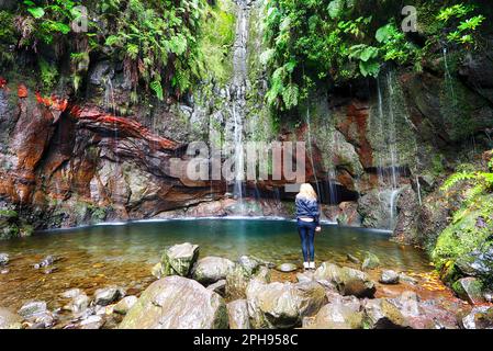 La cascata Fontes 25 e la piscina naturale. Punto di trekking, che si trova a Rabaal, Paul da Serra sull'isola di Madeira. Portogallo Foto Stock