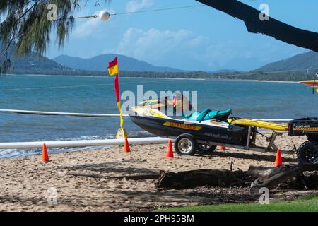 Bagnino di moto d'acqua e attrezzature a Palm Cove, Cairns Northern Beaches, far North Queensland, FNQ, QLD, Australia Foto Stock