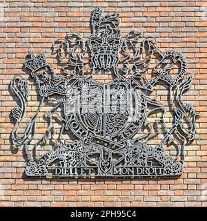 Chelmsford Crown Court primo piano di Royal Coat grigio scuro di armi del Regno Unito sulla parete esterna di mattoni del moderno edificio di corte Essex Inghilterra UK Foto Stock