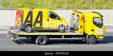 Associazione Automobilistica nome commerciale di AA ripartizione servizi di salvataggio autocarro autocarro caricato con una AA van percorrendo l autostrada M25, Essex England Regno Unito Foto Stock