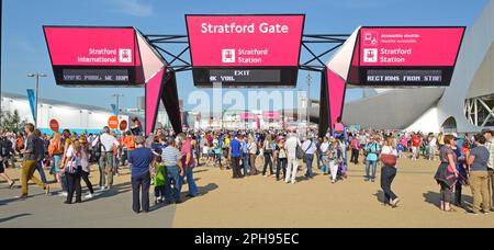 I gruppi di spettatori si riuniscono sotto il cartello d'uscita di Stratford prima di partire dalle partite Paralimpiche di Londra del 2012 nel giorno del cielo blu all'Olympic Park Inghilterra UK Foto Stock