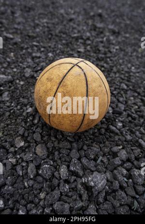 Dettaglio della vecchia palla per giocare a basket, spazzatura e sporcizia Foto Stock