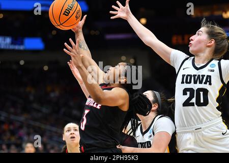 26 marzo 2023: La guardia dei cardinali di Louisville Chrislyn Carr (3) ha fatto un rimbalzo durante la partita di pallacanestro della finale regionale NCAA femminile tra Louisville e Iowa alla Climate Pledge Arena di Seattle, WA. L'Iowa ha sconfitto Louisville 97-83 per passare alla finale 4. Steve Faber/CSM Foto Stock