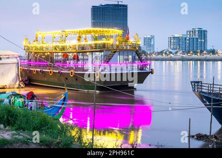 Colorato illuminato al crepuscolo, sulla zona Riverside di Phnom Penh, utilizzato come locali notturni per i turisti, mangiare, bere e ballare, durante il tour, luminoso, a Foto Stock