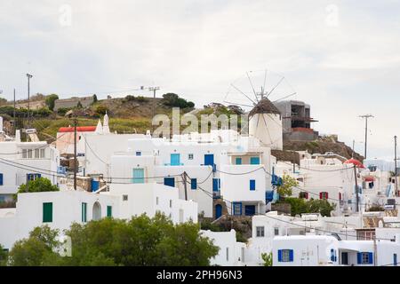 Mykonos, Grecia - 23 Aprile 2019: famosa isola case bianche, mulino a vento, spiaggia, vista dal mare nelle Cicladi Foto Stock