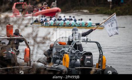 La bandiera del traguardo per gli uomini Oxford contro Cambridge Boat Race 2023 Foto Stock