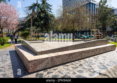 Tirana, Albania. Marzo 2023. La fontana in piazza Hunyadi nel centro della città, chiamata "acqua che collega le persone nel mondo" Foto Stock