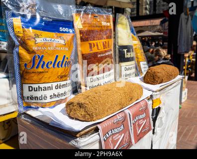 Tirana, Albania. Marzo 2023. vendita di bustine di tabacco in una bancarella in un mercato all'aperto nel centro della città Foto Stock