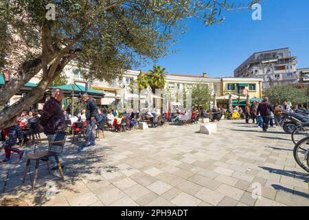 Tirana, Albania. Marzo 2023. persone sedute nei bar in una giornata di sole in una piazza del centro città Foto Stock