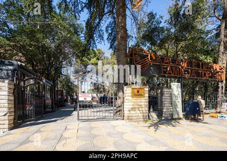 Tirana, Albania. Marzo 2023. Tirana, Albania. Marzo 2023. Le antiche mura e l'ingresso del castello di Tirana nel centro della città Foto Stock
