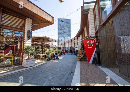 Tirana, Albania. Marzo 2023. I negozi, i bar e i ristoranti del castello di Tirana nel centro della città Foto Stock