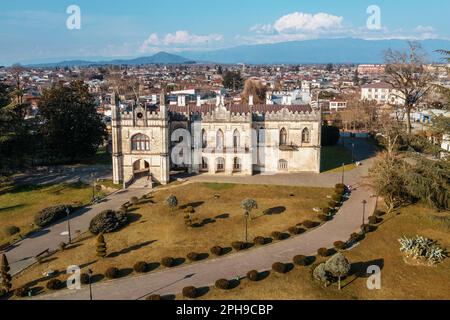 Palazzo Dadiani a Zugdidi, Georgia. Museo storico-architettonico statale, antico palazzo storico o castello protetto dall'unesco, vista aerea dal drone. Foto Stock