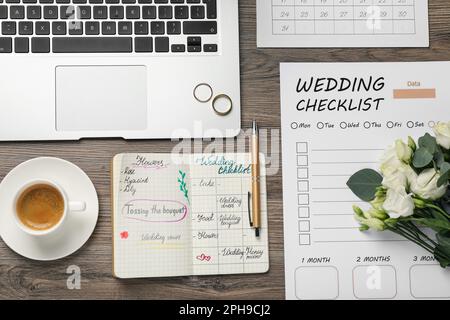 Composizione di posa piatta con wedding planner e checklist su tavolo di legno Foto Stock