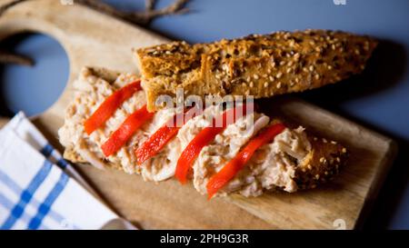 Delizioso panino con tonno e verdure. Foto Stock