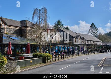 Stazione ferroviaria e negozi a Betws-y-Coed, Conwy, Snowdonia, Galles Foto Stock