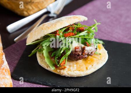 Delizioso panino con hamburger e insalata Foto Stock