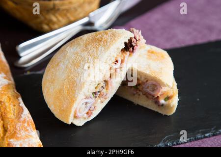 Delizioso panino con pancetta Foto Stock