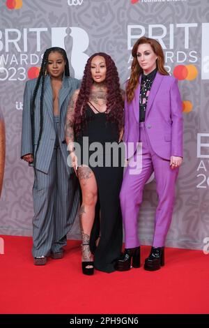 Sugababes - Mutya Buena, Keisha Buchanan e Siobhán Donaghy hanno fotografato la loro presenza agli Arrivi DEL RED Carpet DI BRITS al O2 di Londra, Regno Unito, il 11 febbraio 2023 . Foto di Julie Edwards. Foto Stock