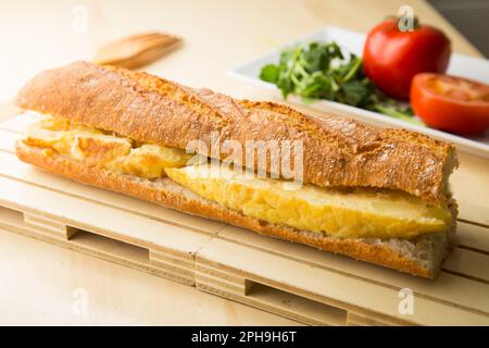 Delizioso sandwich con omelette spagnola con uova e patate. Foto Stock