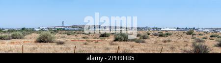 Upington, Sudafrica - 24 febbraio 2023: Vista panoramica della zona industriale di Upington. È visibile una torre per telecomunicazioni a microonde Foto Stock