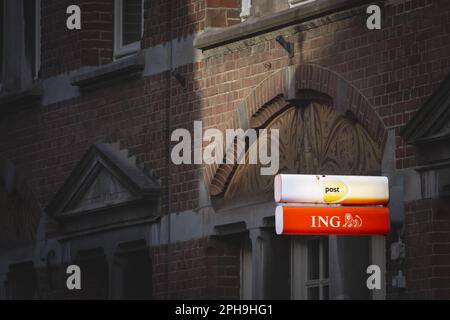 Immagine di un segno con il logo di PostNL e ING scattato nel loro ufficio a Maastricht, Paesi Bassi. PostNL, precedentemente TNT N.V., è una posta, un pacco ed un e Foto Stock