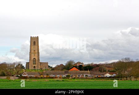 Una vista dell'alta e alta torre della chiesa parrocchiale di Santa Maria sulla costa di Norfolk a Happisburgh, Norfolk, Inghilterra, Regno Unito. Foto Stock