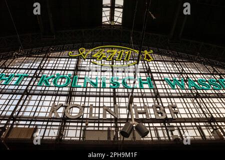 Foto del cartello Koln Hbf sulla loro serra principale a Colonia, Germania. Köln Hauptbahnhof o stazione centrale di Colonia è una stazione ferroviaria di Cologn Foto Stock