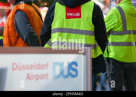 Duesseldorf, Germania. 27 marzo, 2023. L'azione di sciopero a livello nazionale riguarda la Germania su 27.03.23. I trasporti pubblici, i servizi ferroviari nazionali e regionali e gli aeroporti restano fuori servizio oggi, mentre i lavoratori del sindacato Verdi e EVG continuano a battersi per un aumento delle retribuzioni del 10,5% in tutto il settore pubblico. Credit: Notizie dal vivo su ANT Palmer/Alamy Foto Stock