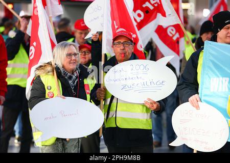 Duesseldorf, Germania. 27 marzo, 2023. L'azione di sciopero a livello nazionale riguarda la Germania su 27.03.23. I trasporti pubblici, i servizi ferroviari nazionali e regionali e gli aeroporti restano fuori servizio oggi, mentre i lavoratori del sindacato Verdi e EVG continuano a battersi per un aumento delle retribuzioni del 10,5% in tutto il settore pubblico. Credit: Notizie dal vivo su ANT Palmer/Alamy Foto Stock