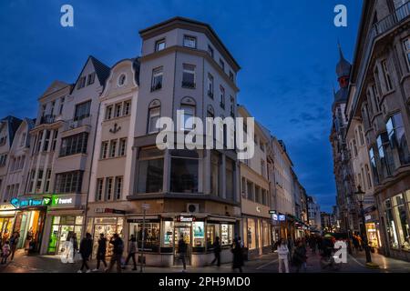 Foto delle facciate di una strada medievale al crepuscolo, con negozi e boutique, con un'architettura tedesca d'epoca, nel centro di Bonn, Germania. Th Foto Stock