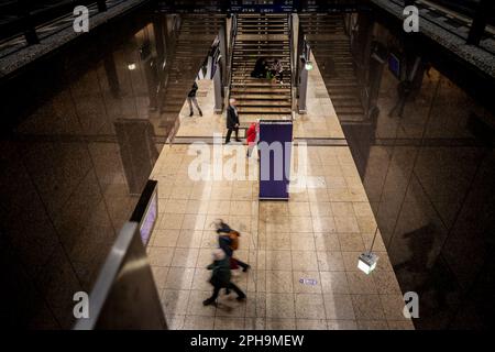 Foto dell'atrio sotterraneo di Koln Hbf con persone che corrono a Colonia, in Germania. Köln Hauptbahnhof o la stazione centrale di Colonia sono una stazione ferroviaria Foto Stock