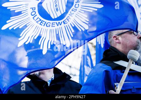 27 marzo 2023, Brandeburgo, Potsdam: I membri del sindacato di polizia (GDP) dimostrano durante un'azione di protesta da parte del sindacato del settore dei servizi Verdi davanti al Congress Hotel prima dell'inizio del terzo round di contrattazione collettiva nel settore pubblico. Con un grande sciopero di allarme a livello nazionale, lunedì i sindacati EVG e Verdi paralizzarono gran parte del sistema di trasporto pubblico. Foto: Carsten Koall/dpa Foto Stock