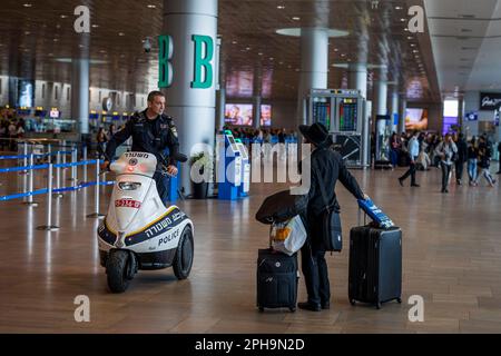 Tel Aviv, Israele. 27th Mar, 2023. La gente si trova all'aeroporto di ben Gurion durante uno sciopero nazionale contro la riforma giuridica del governo di destra israeliano. Credit: Ilia Yefimovich/dpa/Alamy Live News Foto Stock