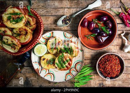 In casa la bruschetta con la marijuana e ingredienti naturali in vista superiore Foto Stock