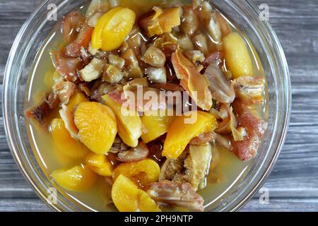 Composta di frutta secca, composta di datteri tradizionali Khoshaf kushaf che viene utilizzato in iftar Ramadan colazione con frutti stufati di datteri, albicocche, fichi, ra Foto Stock