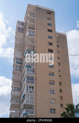 Magaluf, Spagna; marzo 19 2023: Vista generale degli appartamenti nella località turistica di Magaluf, isola di Maiorca, Spagna Foto Stock