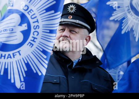 Francoforte, Germania. Potsdam, Germania. 27th Mar, 2023. I membri del sindacato di polizia (GDP) dimostrano durante un'azione di protesta del sindacato del settore dei servizi Verdi davanti all'Hotel Congress prima dell'inizio del terzo round di contrattazione collettiva nel settore pubblico. Con un grande sciopero di allarme a livello nazionale, lunedì i sindacati EVG e Verdi paralizzarono gran parte del sistema di trasporto pubblico. Credit: dpa Picture Alliance/Alamy Live News Foto Stock