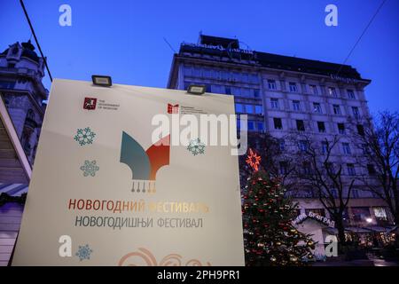 Immagine di un cartello con il logo del festival del nuovo anno organizzato dal governo di Mosca e dal Dipartimento per l'Economia esterna e Internazionale Foto Stock