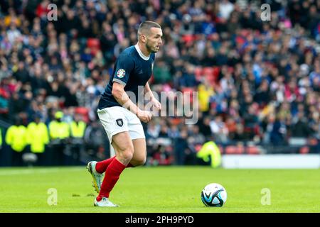 John McGinn, che gioca a centrocampista ed è capitano di Aston Villa, giocando nel gioco contro Cipro ad Hampden Park, Glasgow, Scozia Foto Stock