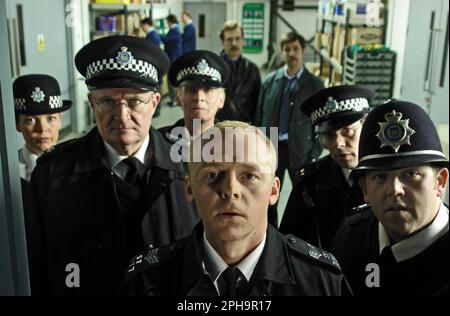 HOT FUZZ 2007 Universal Pictures film con Simon Pegg davanti e Olivia Colman a sinistra Foto Stock